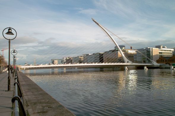 1280px-The_Samuel_Beckett_Bridge
