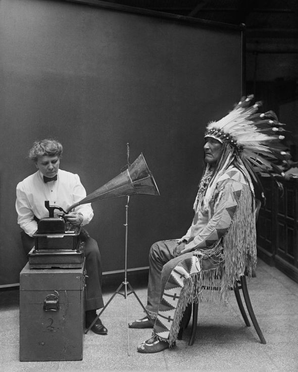 800px-Frances_Densmore_recording_Mountain_Chief2
