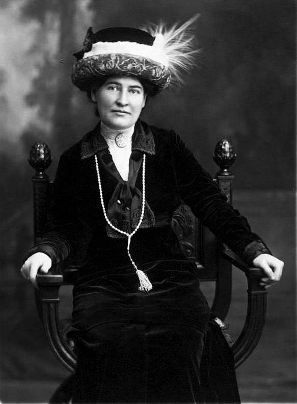 willa_cather_ca-_1912_wearing_necklace_from_sarah_orne_jewett
